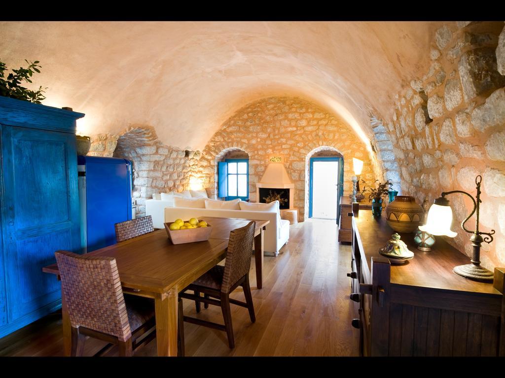Aparthotel Arapakis Historic Castle Pírgos Dhiroú Habitación foto