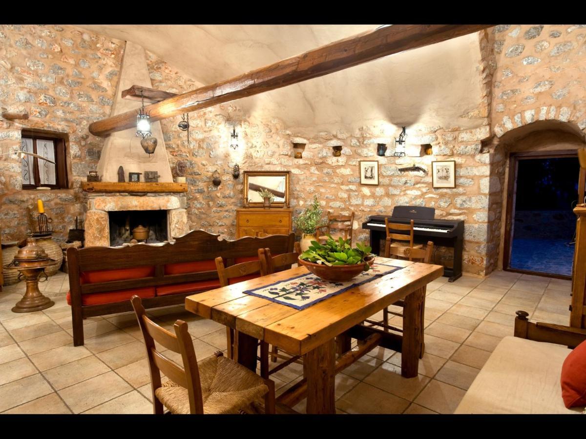 Aparthotel Arapakis Historic Castle Pírgos Dhiroú Habitación foto