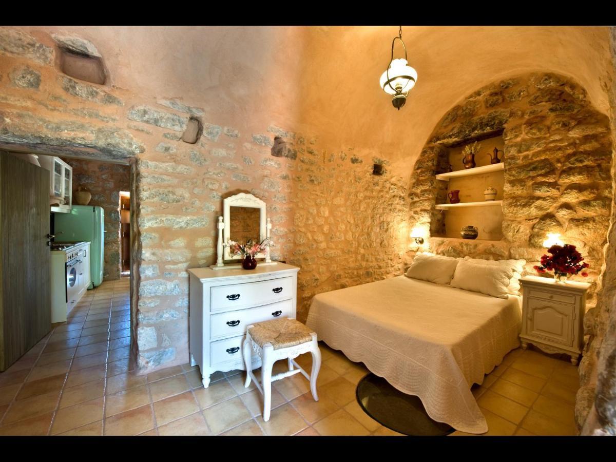 Aparthotel Arapakis Historic Castle Pírgos Dhiroú Habitación foto